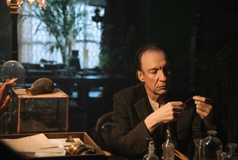 David Thewlis as Sherlock Holmes in "Sherlock & Daughter" (Fionn McCann/Starlings Entertainment)