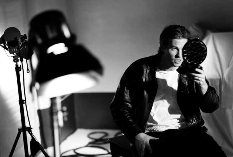 Val Kilmer poses for publicity photos taken in 1994 at his residence in Santa Fe, New Mexico. (Michael Tighe/Donaldson Collection/Getty Images)