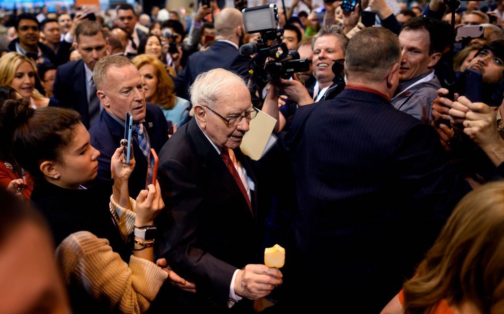 Warren Buffett (C), CEO of Berkshire Hathaway, is surrounded by press and fans as he arrives at the 2019 annual shareholders meeting in Omaha, Nebraska, May 4, 2019. (Getty Images / JOHANNES EISELE)