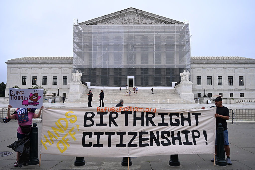 Demonstrators protest the Supreme Court's ruling that puts birthright citizenship in danger. (ALEX WROBLEWSKI / AFP / Getty Images)