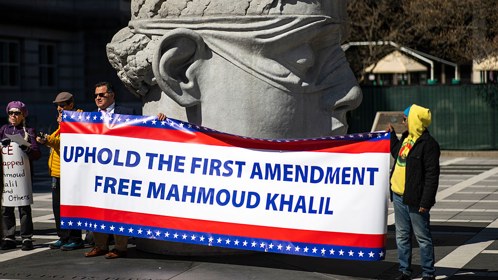 The message was clear: “Uphold the First Amendment. Free Mahmoud Khalil.” After his release, supporters called it a victory for protest rights and a blow to political targeting. (VIEW press / Eduardo Munoz Alvarez / Getty Images)
