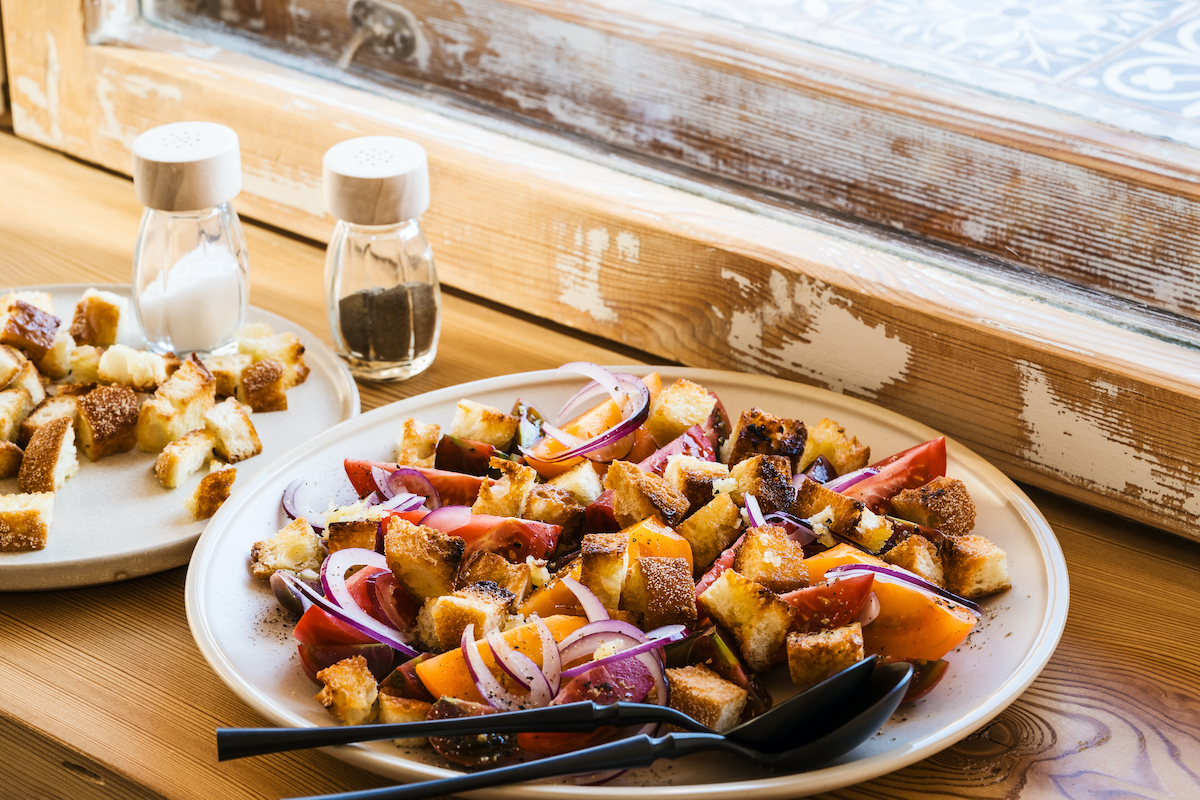 Panzanella with tomatoes and red onion (istetiana / Getty Images)
