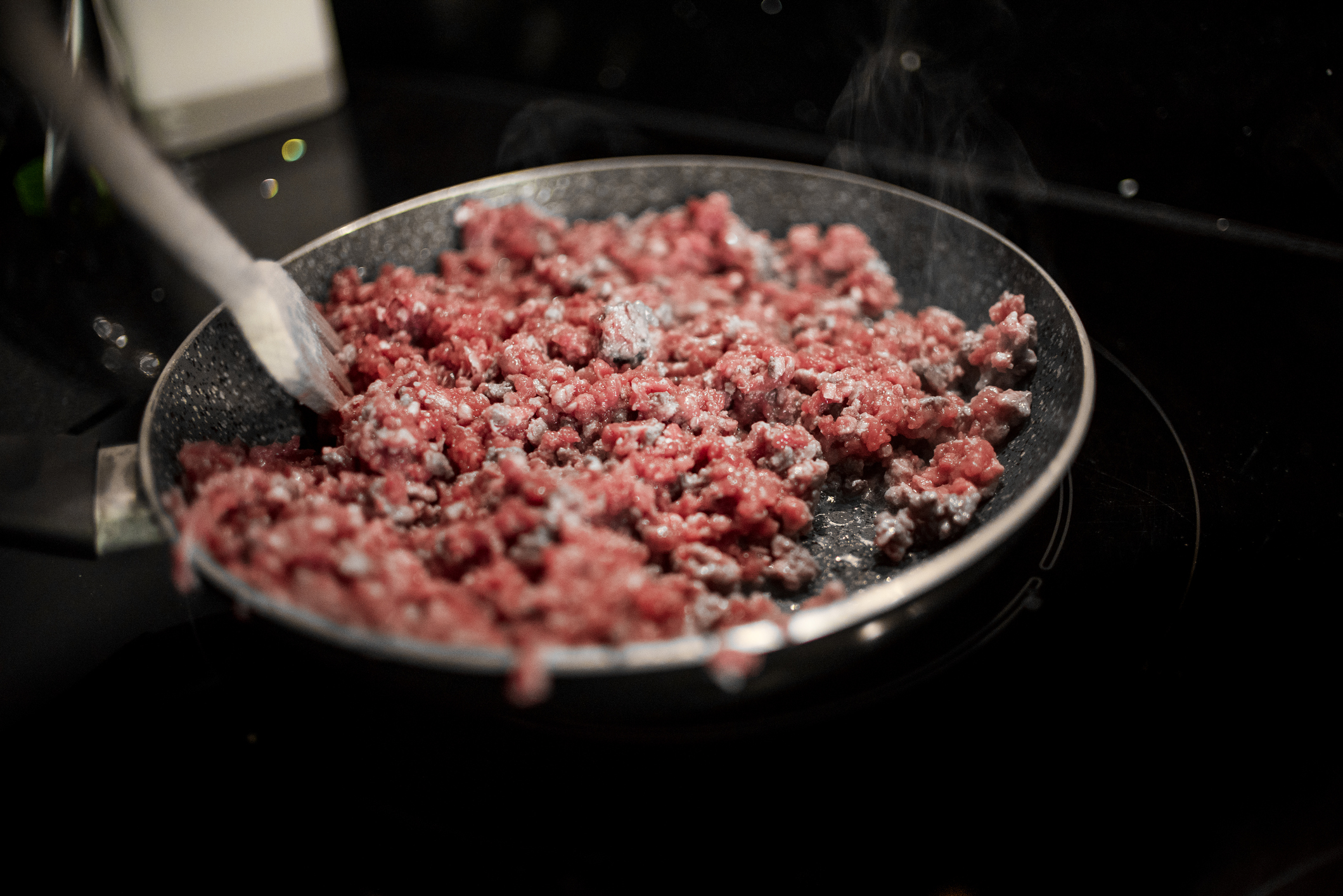 Ground beef being cooked in a pan (Carmen Martínez Torrón / Getty Images )