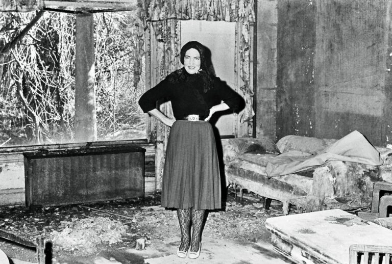 Edith Bouvier Beale at her home "Grey Gardens" on January 8, 1972. (Tom Wargacki/WireImage/Getty Images)