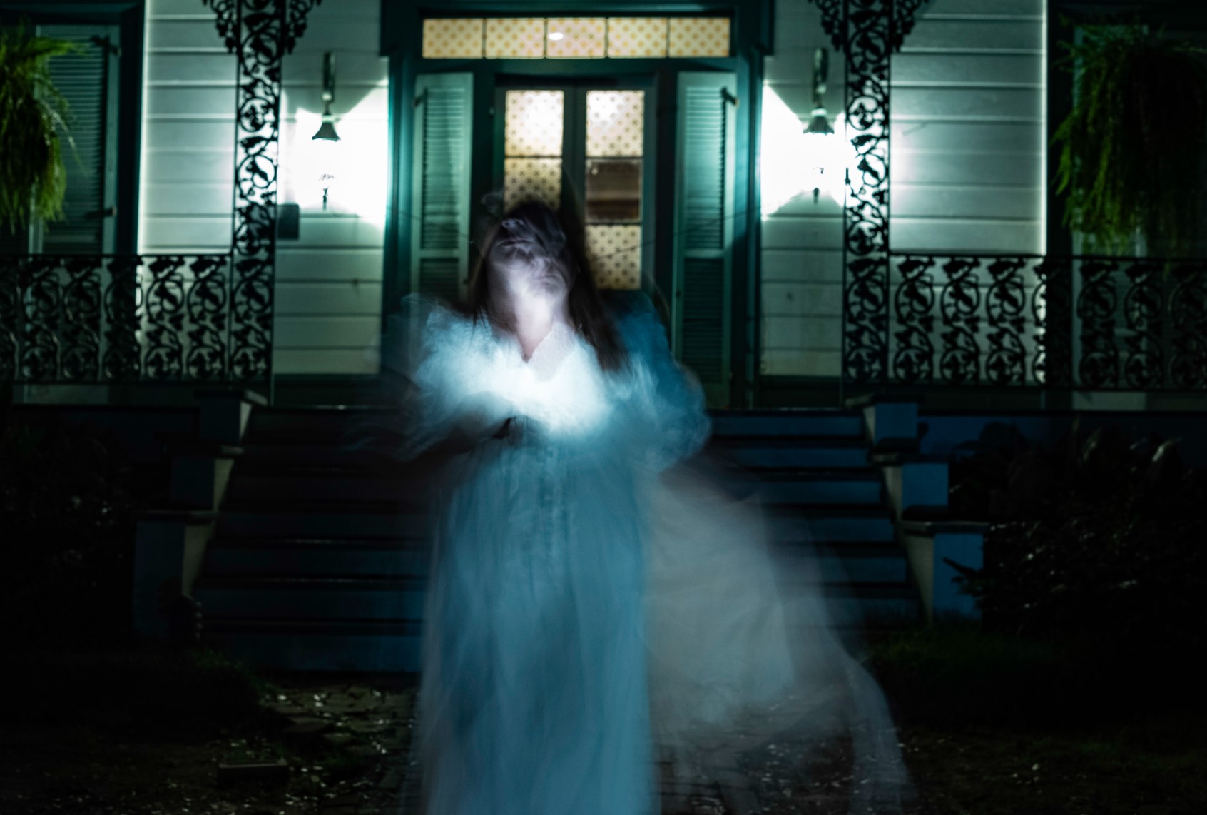 Ghostly woman at Myrtles Plantation in St. Francisville, Louisiana. (wanderluster/Getty Images)