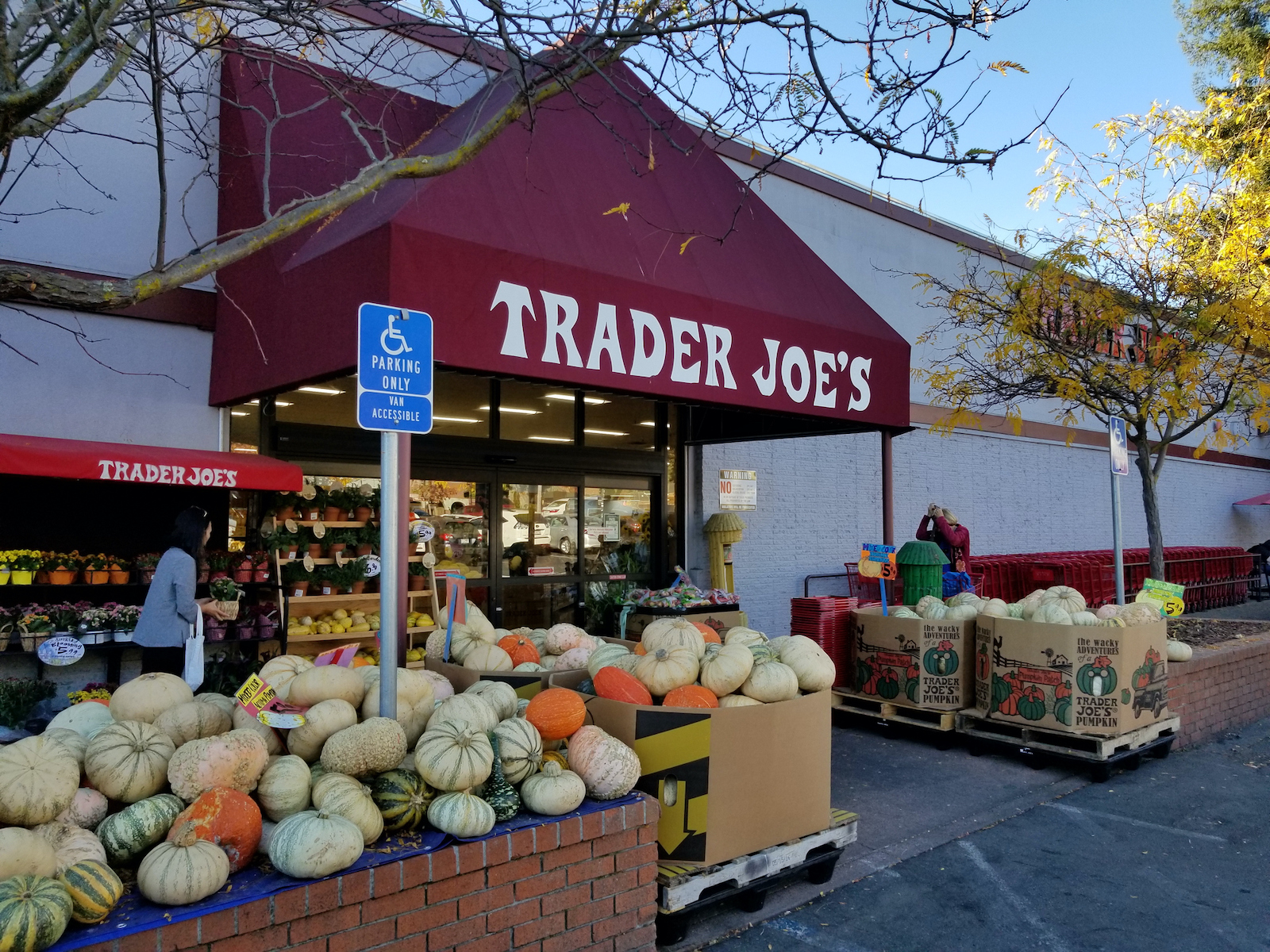 A Trader Joe's in fall (Tomsmith585/ Getty Images )