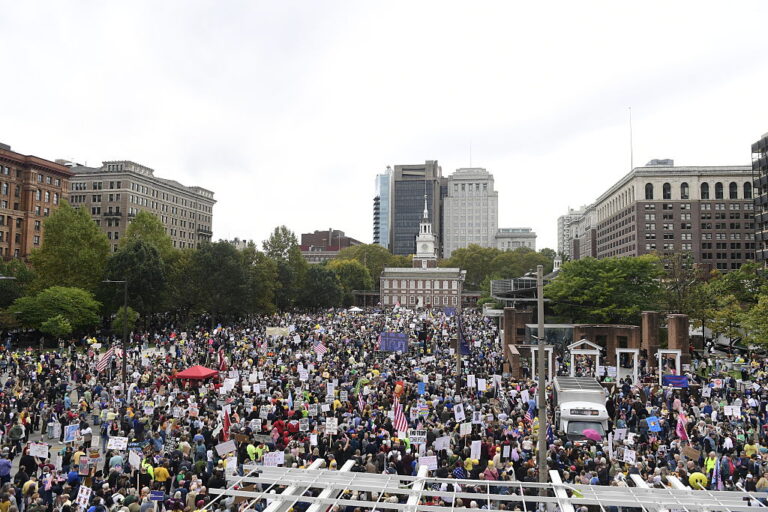 "King Trump" takes "dump" on protesters Millions of protesters showed up to rally against "King Trump", like this one at Philadelphia's Independence Hall, the birthplace of the United States. King Trump found his own way to "dump" on the event. (MATTHEW HATCHER / AFP / Getty Images)