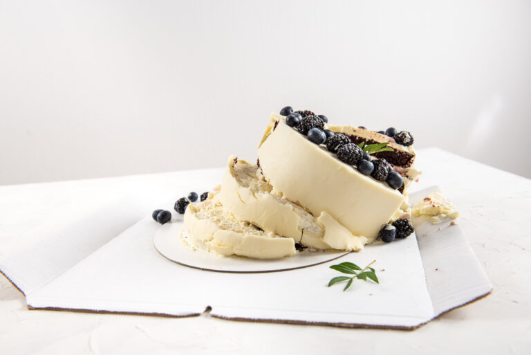 Broken cake on white background. (Dzina Kryshtopchyk/Getty Images )