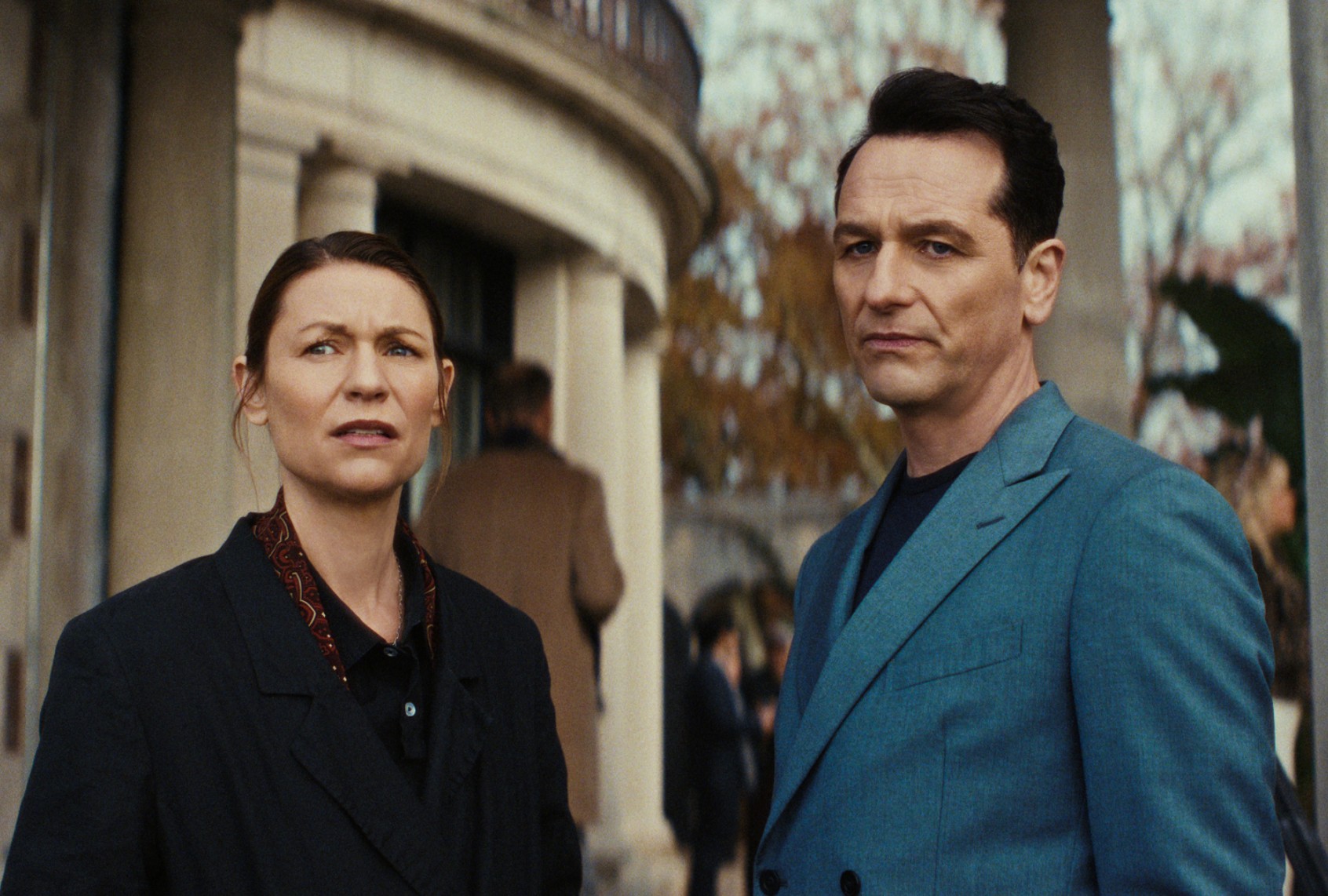 Claire Danes as Aggie Wiggs and Matthew Rhys as Nile Jarvis in "The Beast in Me" (Chris Saunders/Netflix)