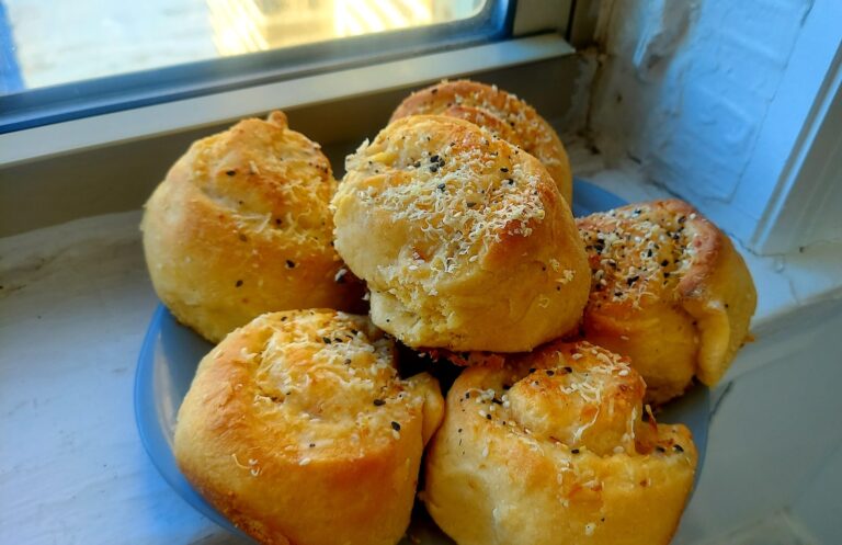 Cacio e pepe rolls (Ashlie Stevens )
