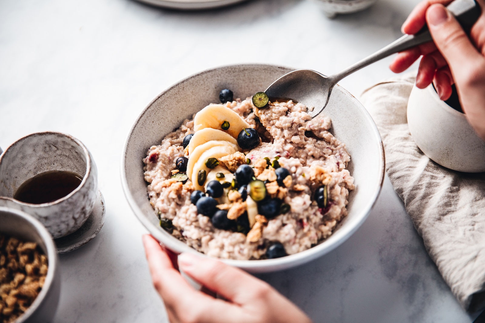 Oatmeal with berries and toppings (alvarez/Getty Images )