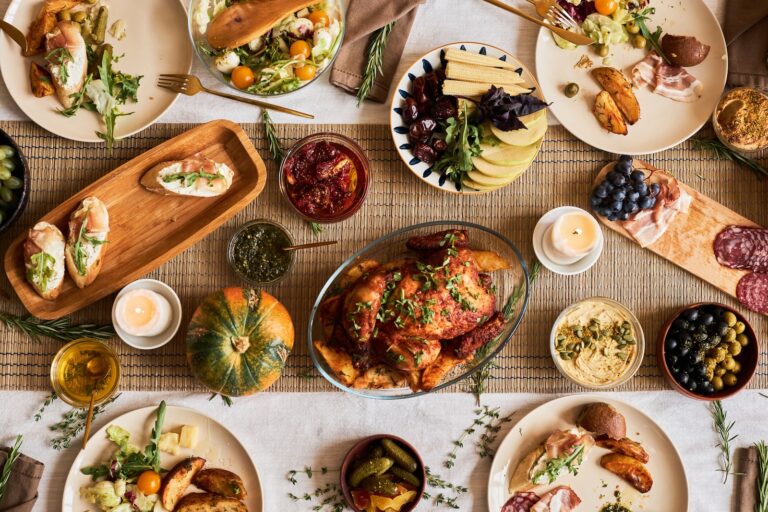 A cozy Thanksgiving dinner (SeventyFour/Getty Images)