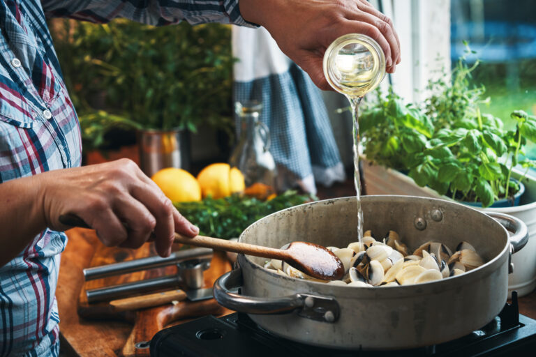 Preparing linguine vongole (GMVozd / Getty Images)