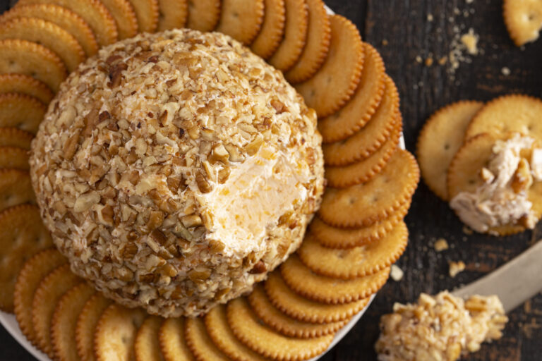 A classic cheese ball (pamela_d_mcadams /Getty Images)