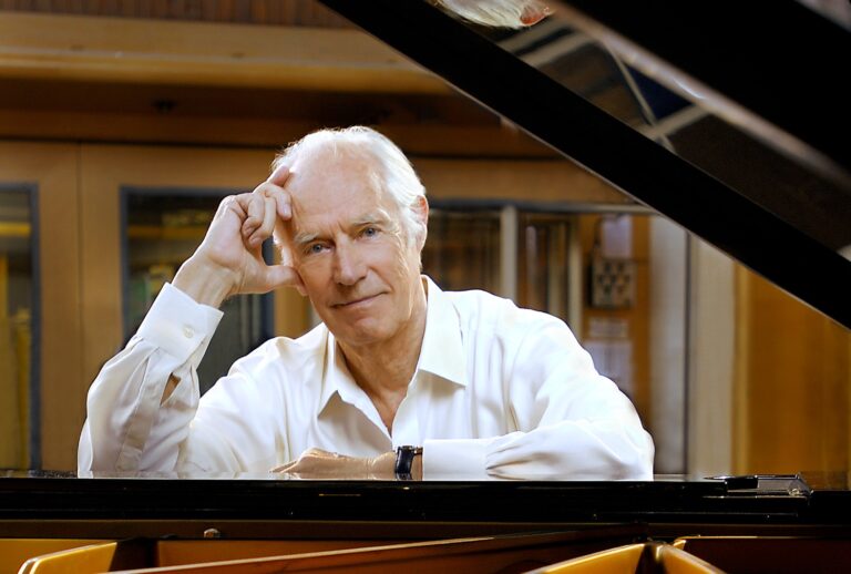 George Martin (Robert Essel)