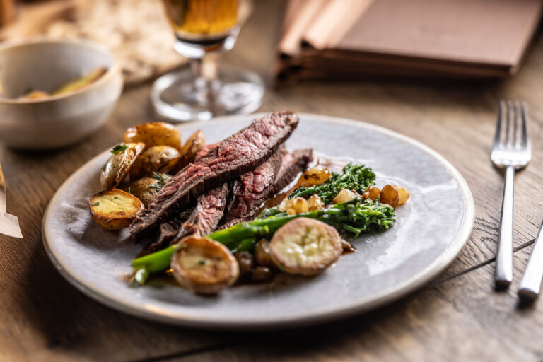Steak dinner (SimpleImages / Getty Images )