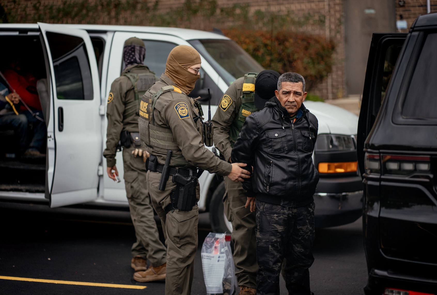 Federal immigration agents make an arrest in Chicago on Oct. 31, 2025. (Jamie Kelter Davis/Getty Images)
