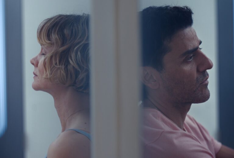 Carey Mulligan as Lindsay Crane-Martin and Oscar Isaac as Josh Martin in "Beef" (Netflix)