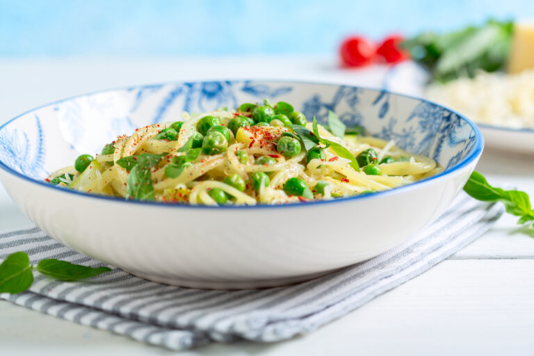 Spaghetti with sweet green peas (SMarina / Getty Images)