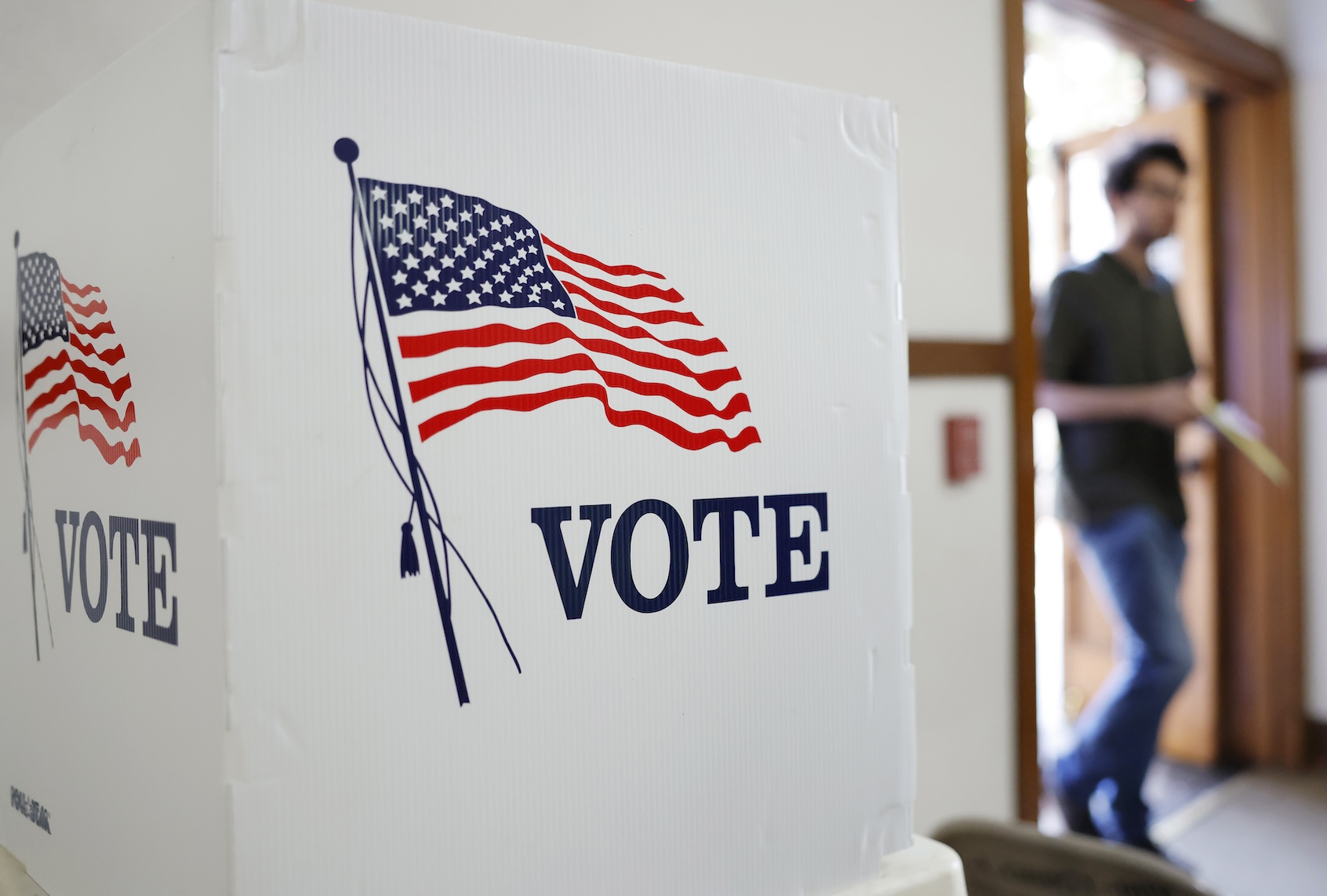 California voters deciding whether to approve Proposition 50, a measure that would replace the state’s current congressional district map with new, legislature-drawn lines from 2026 through 2030. (Photo by Mario Tama/Getty Images)