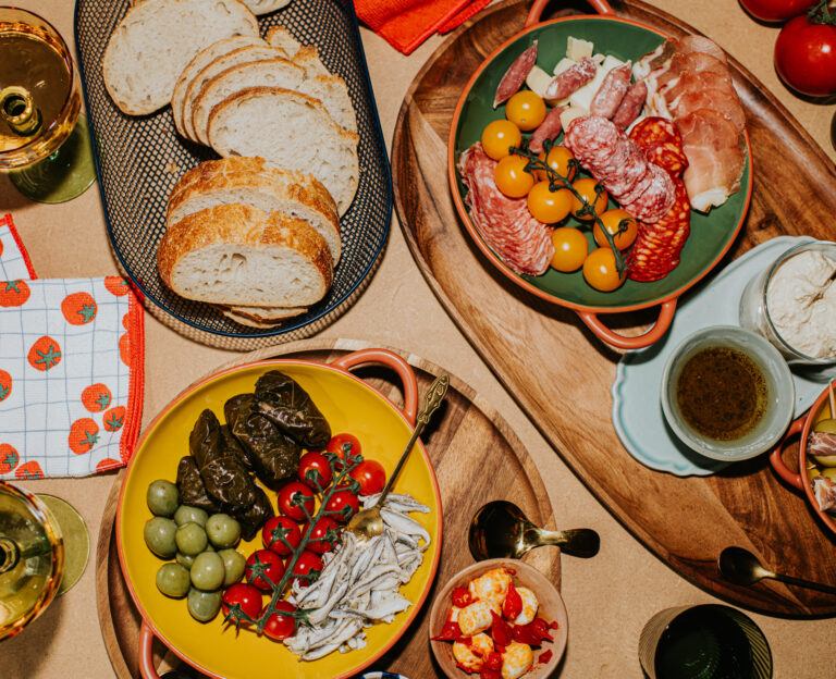 Dinner party (Catherine Falls Commercial / Getty Images)