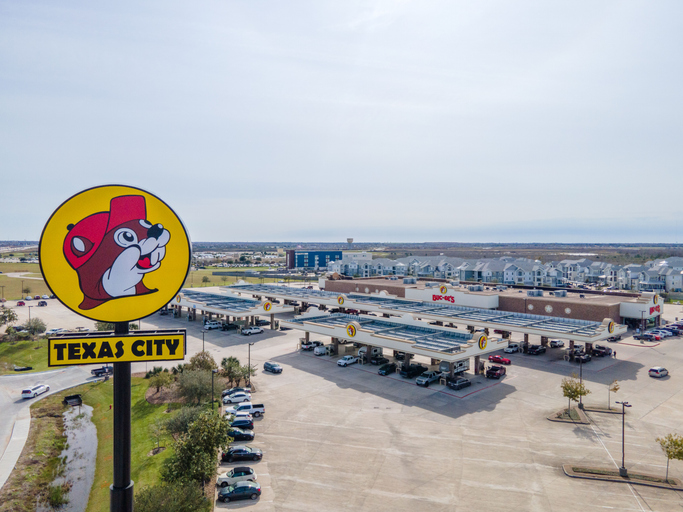 Visitors to the US are discovering things that make up everyday America, like Waffle House, ranch dressing and Bu-cee's. (Wirestock / Getty Images)