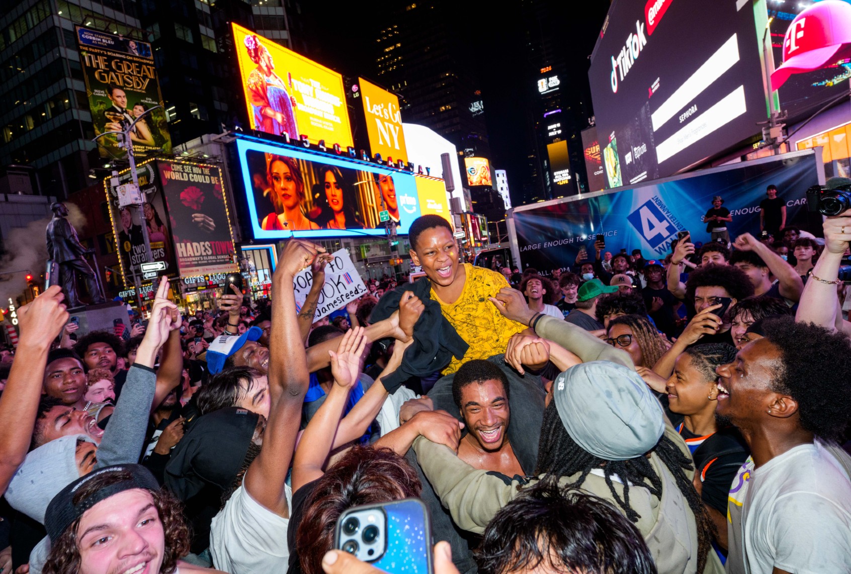 New York Knicks fans celebrate in Times Square (Adam Gray/Getty Images)