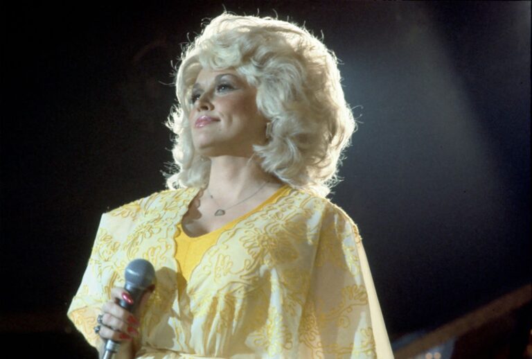Dolly Parton performs onstage in Los Angeles, circa 1975. (Michael Ochs Archives/Getty Images)