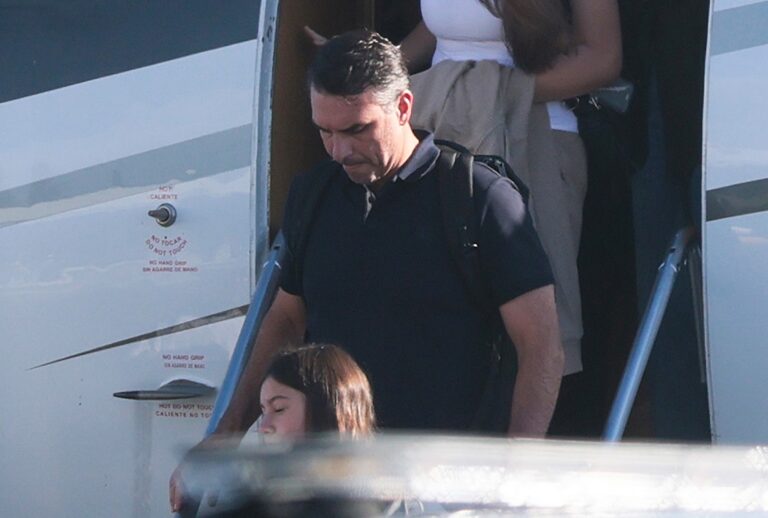 Brazilian presidential candidate Flavio Bolsonaro (C) arrives at Miami-Opa Locka Executive Airport with his family on October 28, 2026 in Miami, Florida. (Photo by Joe Raedle/Getty Images)