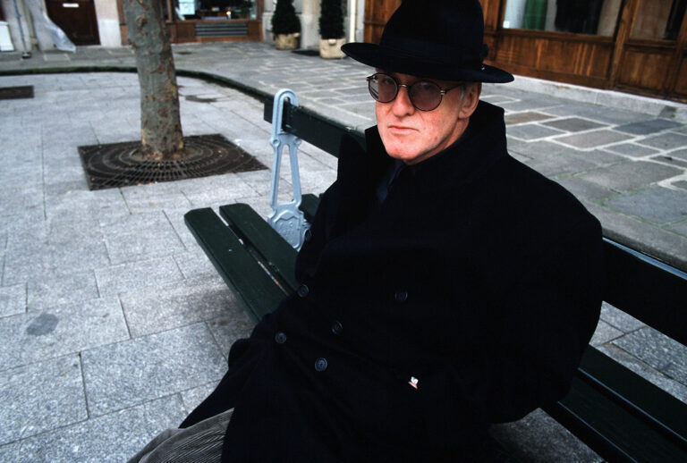 Rock critic and author Nik Cohn sits on a bench in Paris in 2000. (Nicolas LE CORRE/Gamma-Rapho via Getty Images)